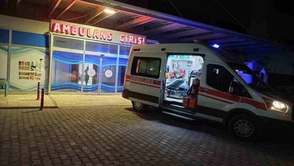Babasını bı&ccedil;aklayarak yaraladı
