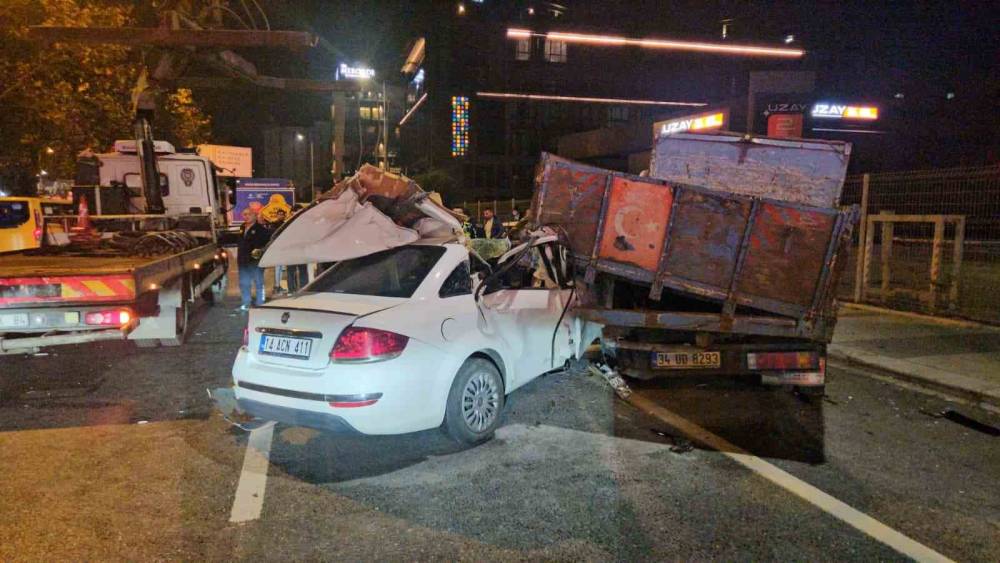 Beyoğlu&rsquo;nda makas atan alkoll&uuml; s&uuml;r&uuml;c&uuml; kamyonun altına girdi: 3 yaralı
