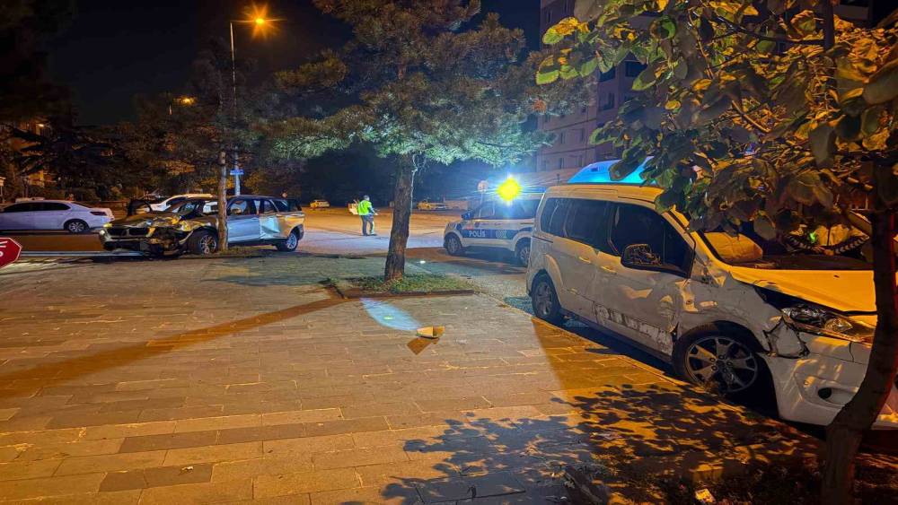 Kayseri&rsquo;de hafif ticari ara&ccedil; SUV ile &ccedil;arpıştı: 4 yaralı
