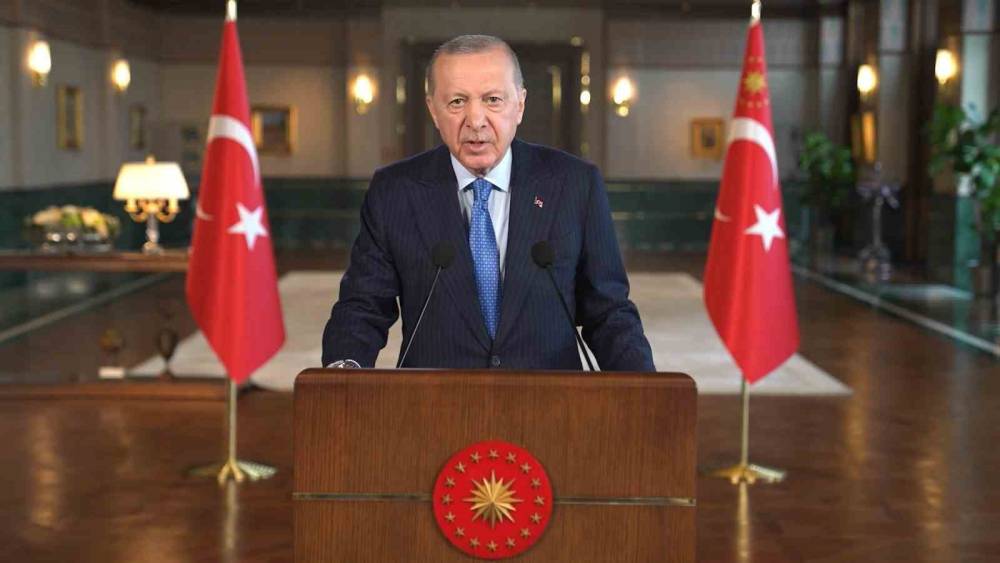 Cumhurbaşkanı Erdoğan: "Gurbeti, ikinci vatan eyleyen kardeşlerimiz i&ccedil;in y&uuml;ksek bir şuurla &ccedil;alışan t&uuml;m sivil toplum kuruluşlarımıza ş&uuml;kranlarımı iletiyorum"
