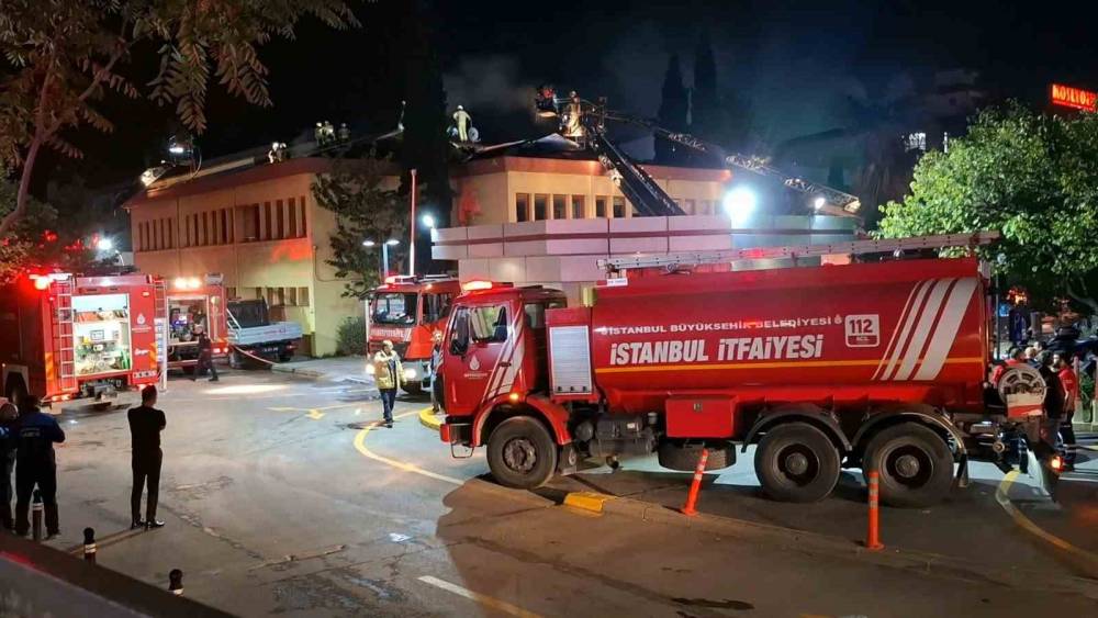 Kartal&rsquo;da hastanenin &ccedil;atısında &ccedil;ıkan yangın s&ouml;nd&uuml;r&uuml;ld&uuml;
