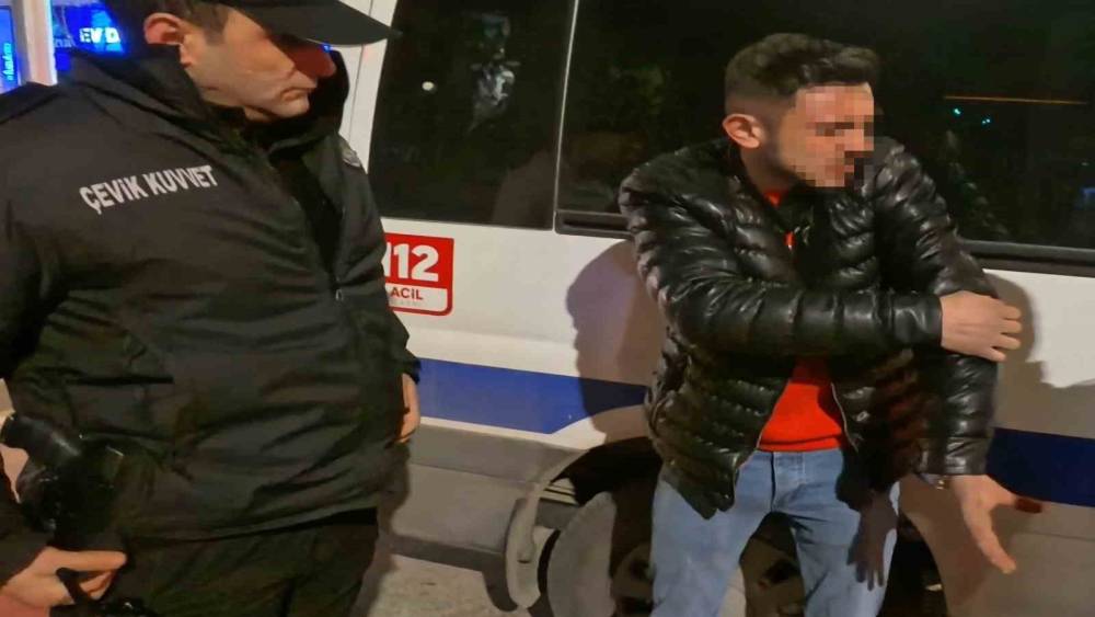 Arabanın i&ccedil;inde bı&ccedil;aklandı, "Ka&ccedil;masaydım beni &ouml;ld&uuml;r&uuml;rd&uuml;" dedi
