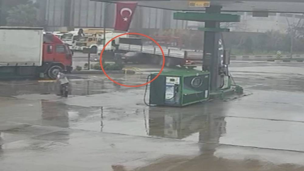 Turgutlu&rsquo;da otomobil tırın altına ok gibi saplandı. O anlar kamerada
