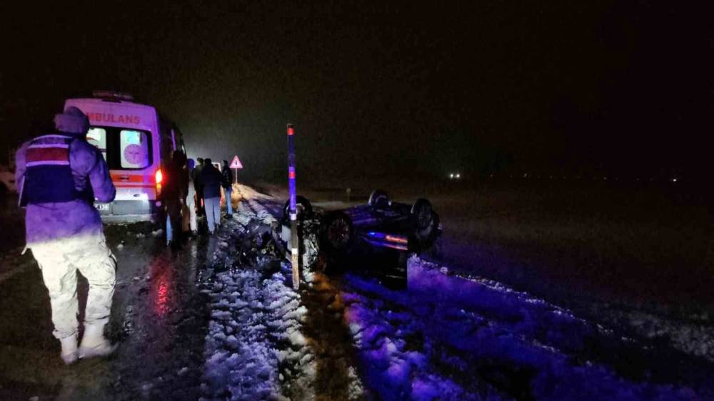 Muş-Erzurum yolunda takla atan otomobil şarampole yuvarlandı: 2 yaralı
