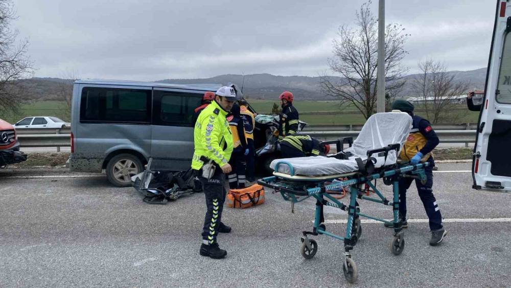 &Ccedil;orum&rsquo;da minib&uuml;s tıra &ccedil;arptı: S&uuml;r&uuml;c&uuml; ara&ccedil;ta sıkıştı, eşi ve kızı yola savruldu
