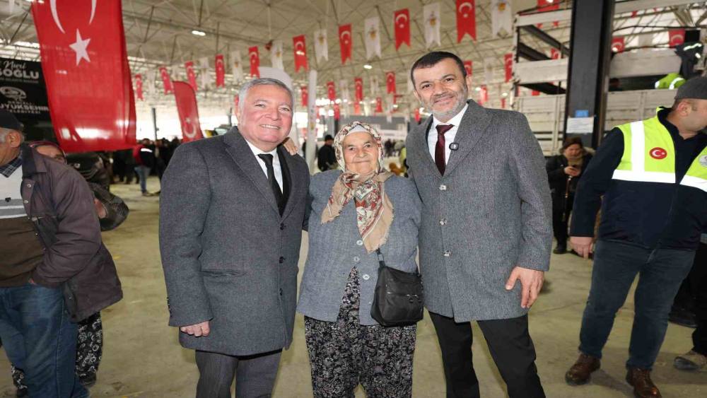 Denizli  B&uuml;y&uuml;kşehir ve Honaz Belediyesi &uuml;reticiye destek amacıyla zeytin ve meyve fidanı dağıttı
