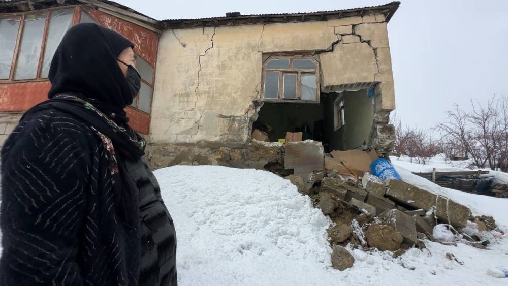 Y&uuml;ksekova&rsquo;da bir evin duvarı yıkıldı: "Deprem oluyor sandım"
