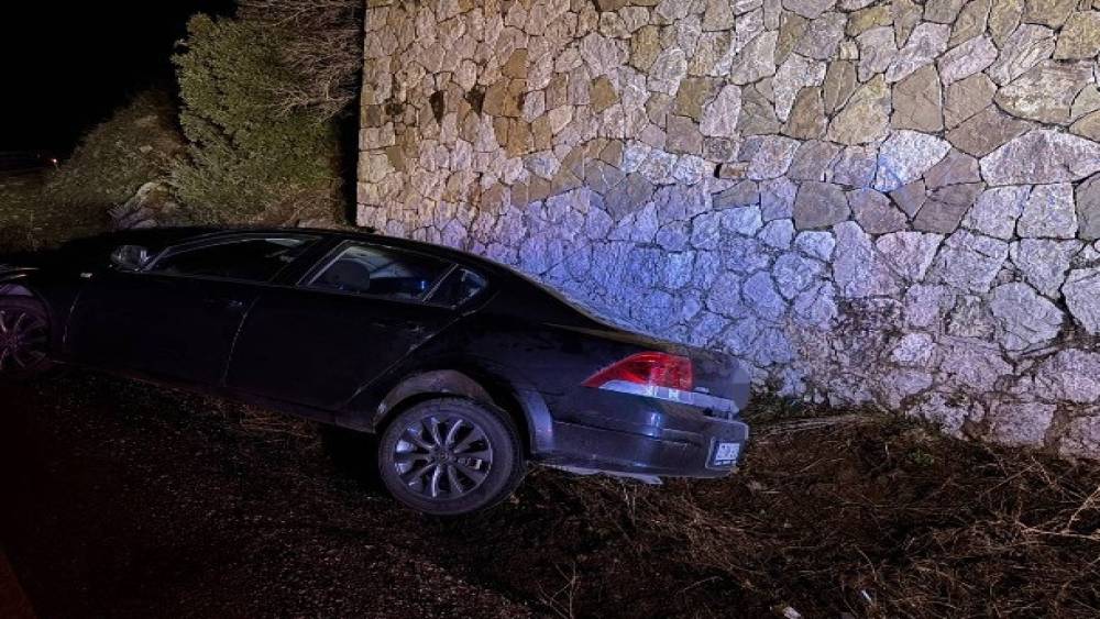 Eğirdir&rsquo;de yol kenarına savrulan otomobildeki 3 kişi yaralandı
