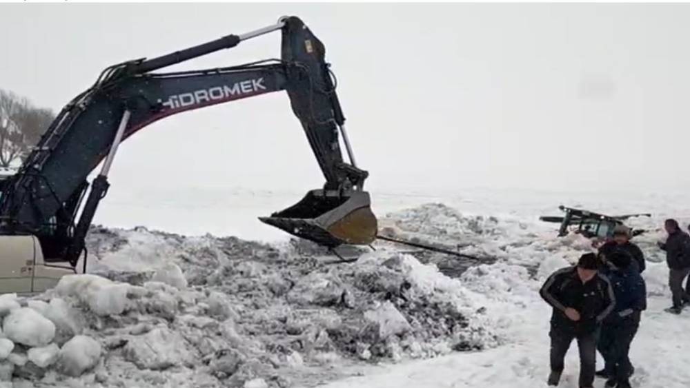 &Ccedil;ıldır G&ouml;l&uuml;&rsquo;ne g&ouml;m&uuml;len iş makinası &ccedil;ıkarıldı
