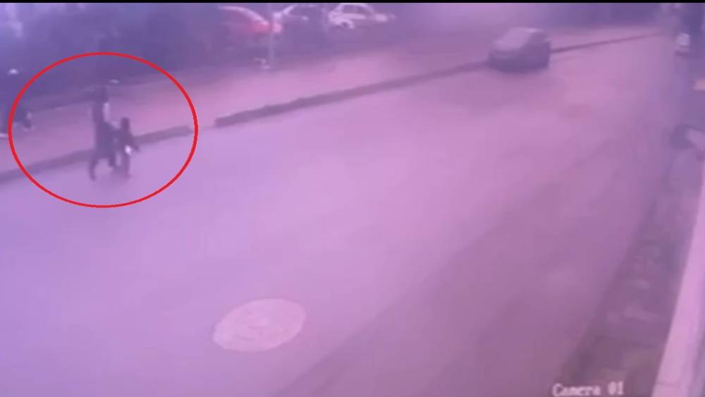 5 yaşındaki oğlunu &ouml;l&uuml;me b&ouml;yle g&ouml;t&uuml;rd&uuml;
