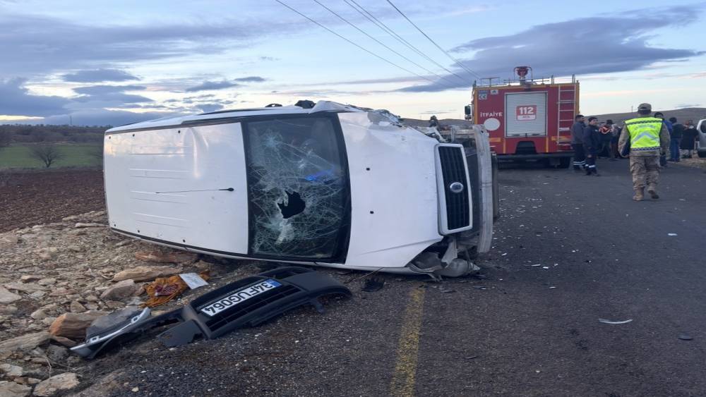 Mardin&rsquo;de iki ara&ccedil; kafa kafaya &ccedil;arpıştı: 4 yaralı
