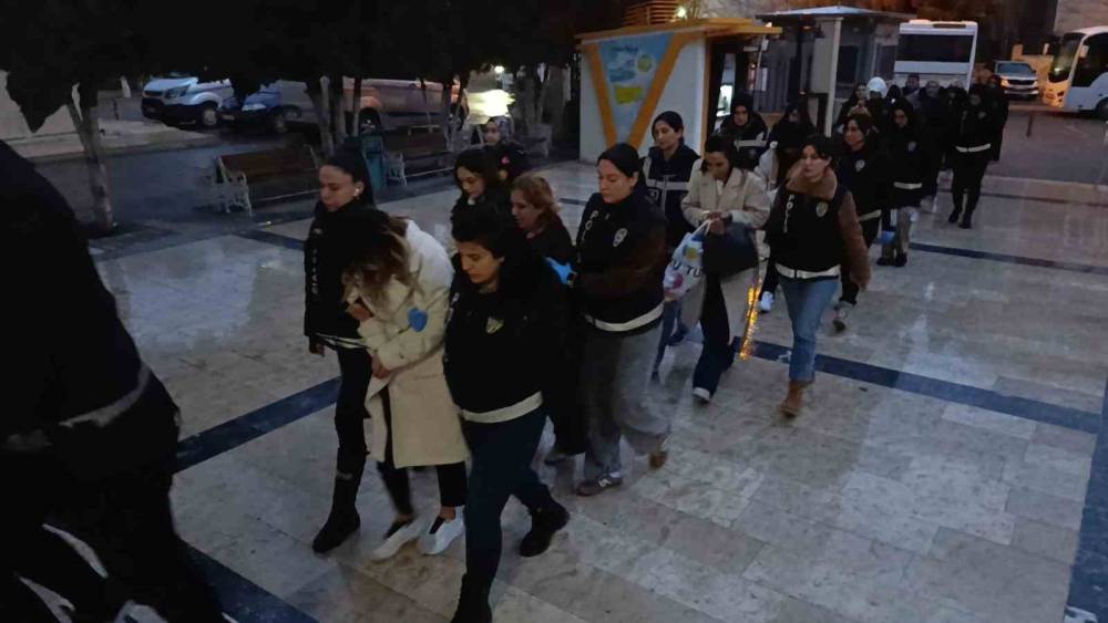 Şanlıurfa&rsquo;da fuhuş operasyonunda g&ouml;zaltına alınan 31 ş&uuml;pheli adliyeye sevk edildi
