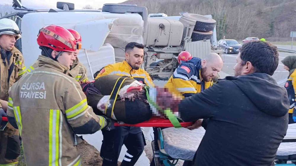 Kontrolden &ccedil;ıkan beton tankeri devrildi : S&uuml;r&uuml;c&uuml; ağır yaralı
