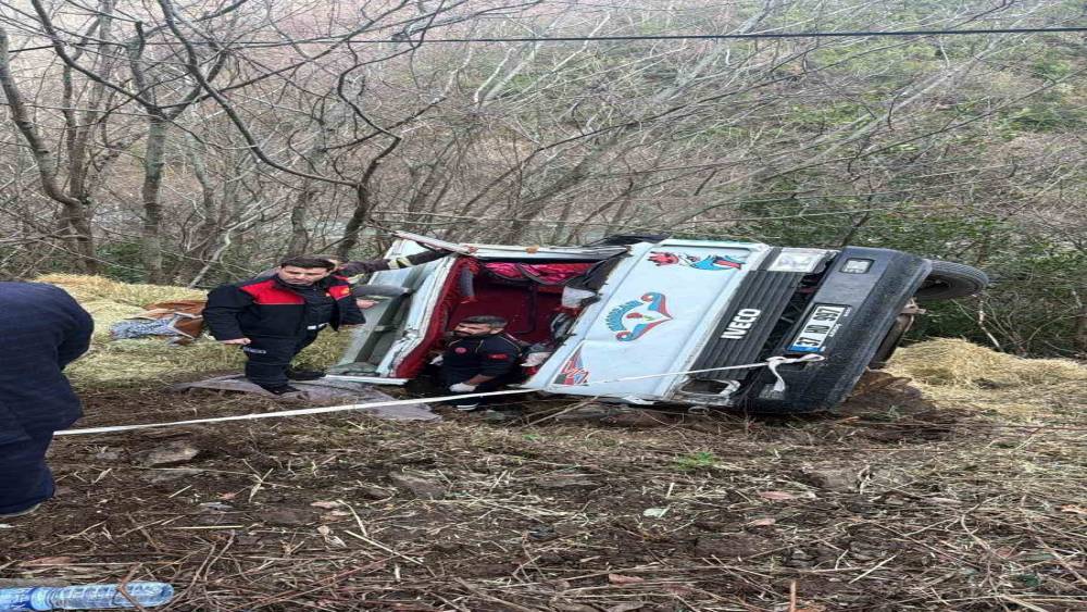 Kastamonu&rsquo;da saman y&uuml;kl&uuml; kamyonet, şarampole devrildi: 2 yaralı
