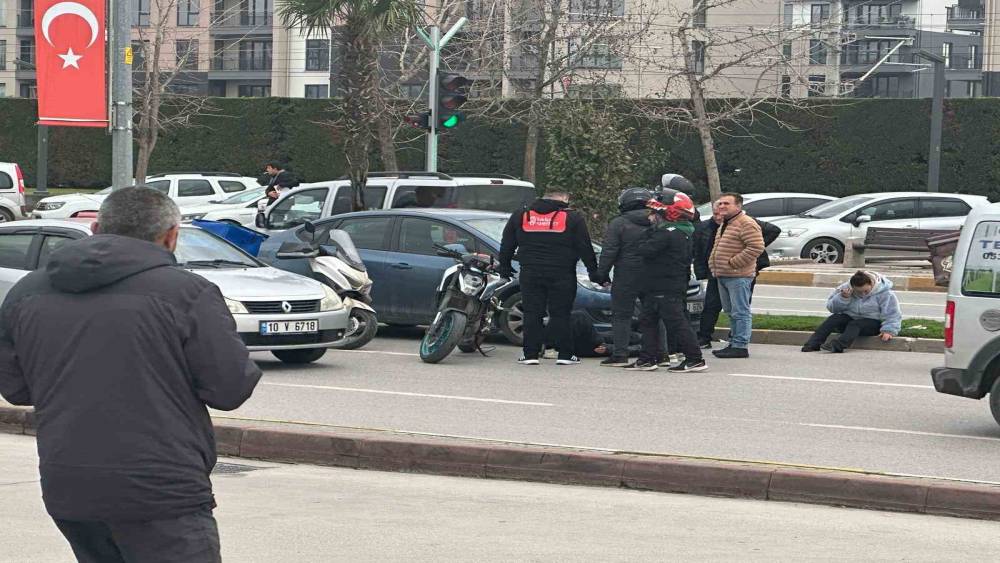 Balıkesir&rsquo;de otomobil, motosiklete &ccedil;arptı; 1 yaralı
