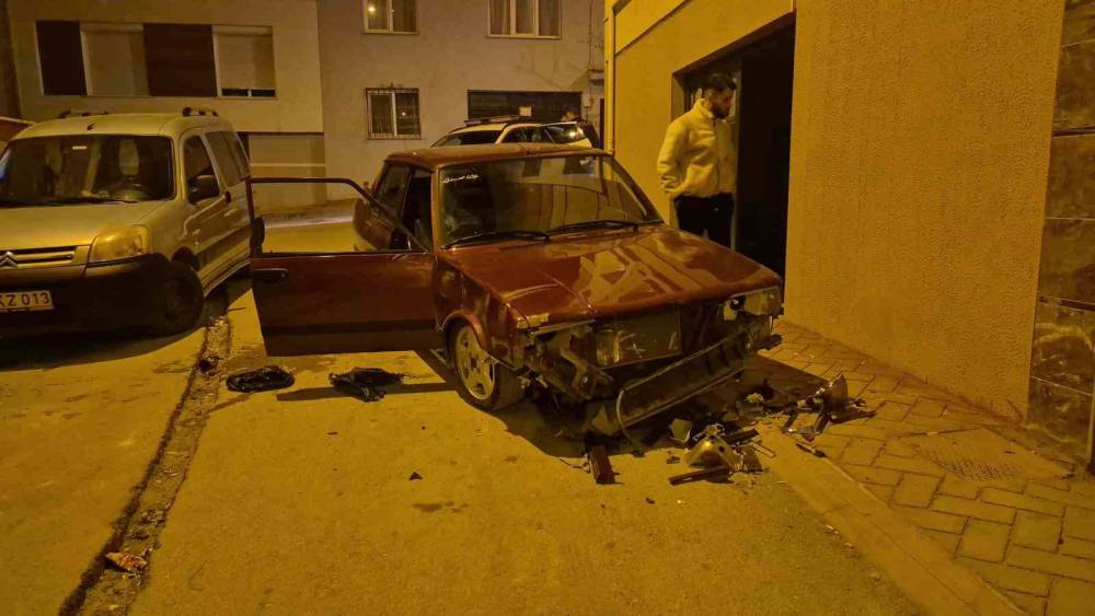 Sevgilisinden ayrılan gen&ccedil; sokak ortasında aracını par&ccedil;aladı
