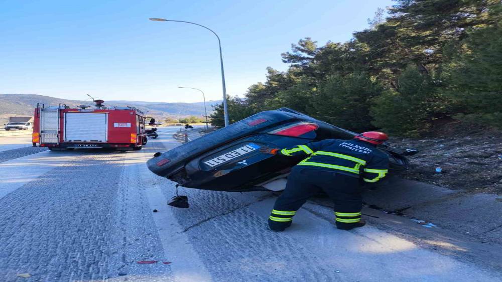 Kontrolden &ccedil;ıkan otomobil su kanalına devrildi
