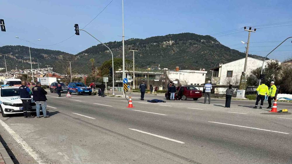 &Ccedil;anakkale&rsquo;de otomobilin &ccedil;arptığı yaya hayatını kaybetti
