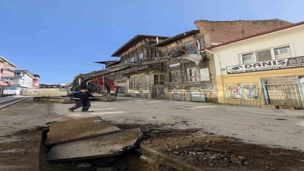 Kabloları kurtarmak isterken canını hi&ccedil;e saydı
