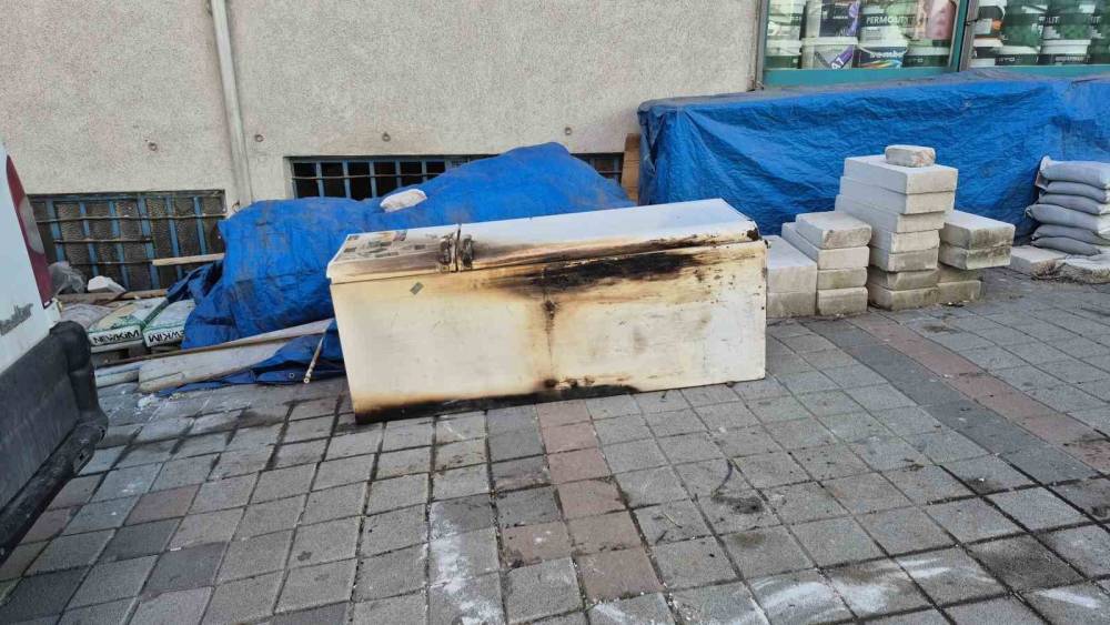 Sultangazi&rsquo;de &ccedil;ıkan yangında zabıta ekibinin anonsu binayı boşalttı
