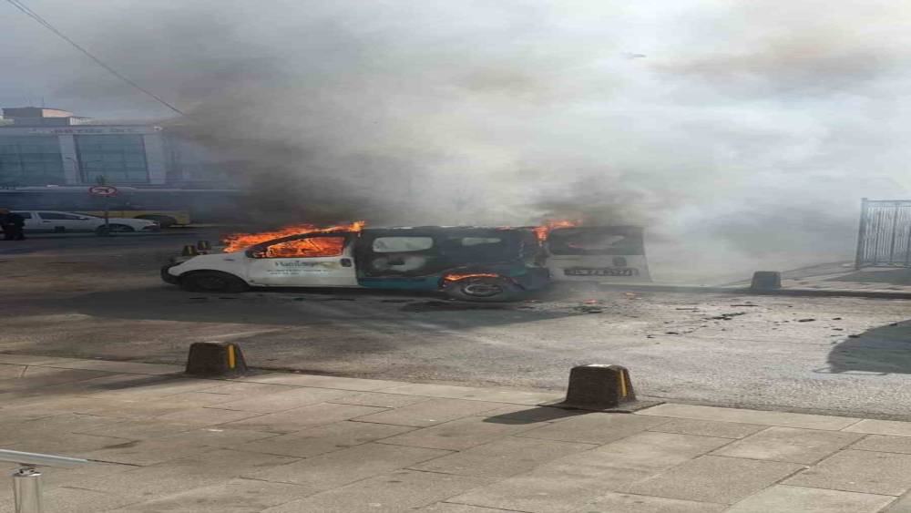 Gaziosmanpaşa&rsquo;da park halindeki ara&ccedil; alev alev yandı
