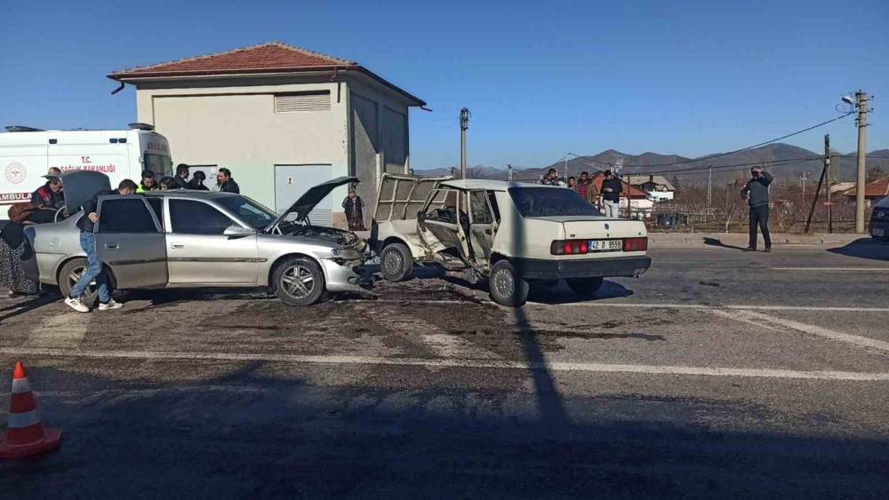Seydişehir&rsquo;de otomobiller &ccedil;arpıştı: 2 yaralı
