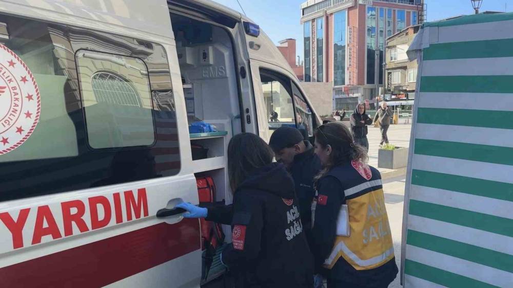 Samsun&rsquo;da elektrikli motor park halindeki araca &ccedil;arptı: 1 yaralı
