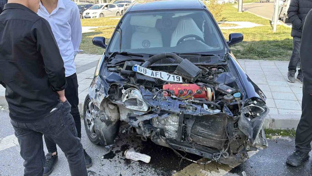 Aksaray&rsquo;da iki otomobil &ccedil;arpıştı: 2 yaralı
