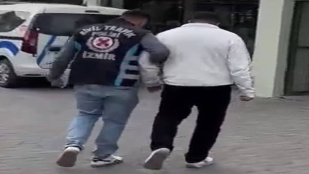 İzmir&rsquo;de trafikte aracın &ouml;n&uuml;n&uuml; kesen s&uuml;r&uuml;c&uuml;ye ağır ceza
