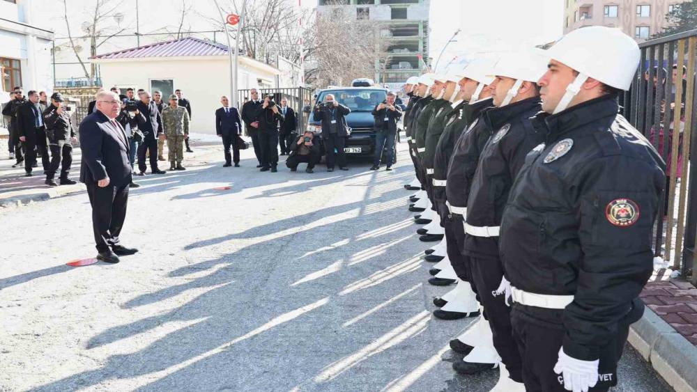 Bakan G&uuml;ler: "T&uuml;rkiye, &ccedil;atışmanın değil barışın ve sağduyunun tarafında yer almaktadır"
