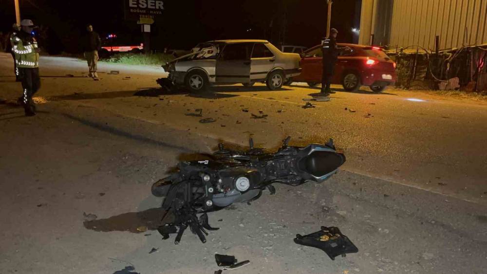 &Ccedil;anakkale&rsquo;de otomobil ile motosiklet &ccedil;arpıştı: 3 kişi yaralandı
