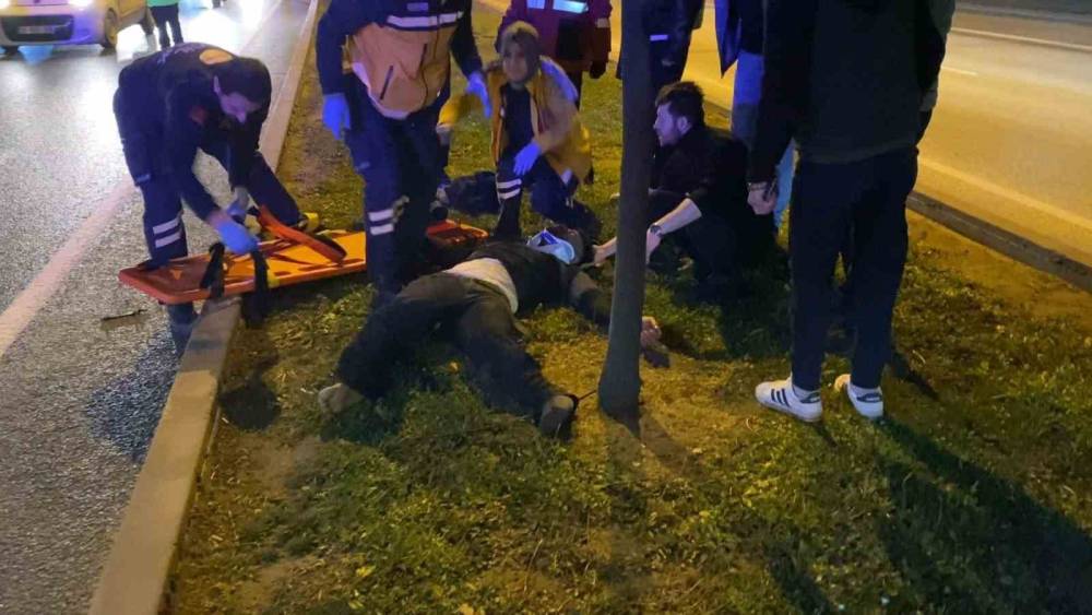 D&uuml;ş&uuml;rd&uuml;ğ&uuml; telefonu alırken otomobil &ccedil;arptı: O anlar kamerada
