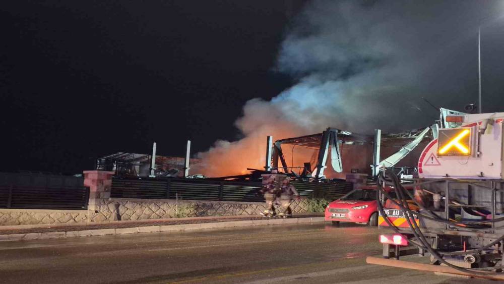 Ankara&rsquo;da bir ila&ccedil; fabrikası &ccedil;ıkan yangın sonrası kullanılamaz hale geldi
