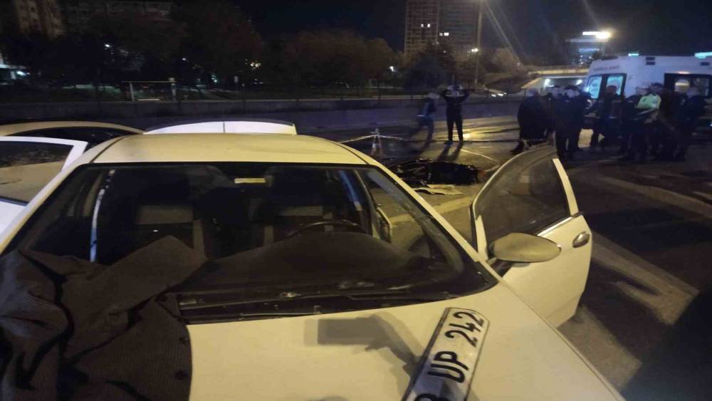 Kadık&ouml;y&rsquo;de emniyet şeridindeki s&uuml;r&uuml;c&uuml;ye otomobil &ccedil;arptı: 1 &ouml;l&uuml;
