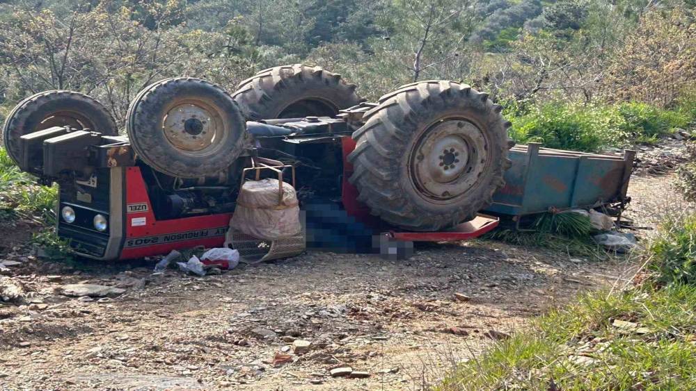 Manisa&rsquo;da trakt&ouml;r devrildi: 3 &ouml;l&uuml;
