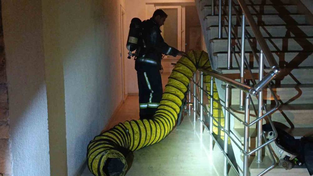 Manavgat&rsquo;ta site i&ccedil;erisinde &ccedil;ıkan depo yangını korkuttu
