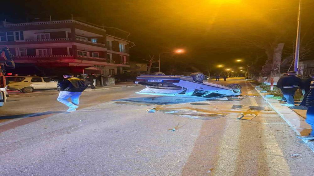 Balıkesir&rsquo;de takla atan otomobildeki 2 kişi yaralandı
