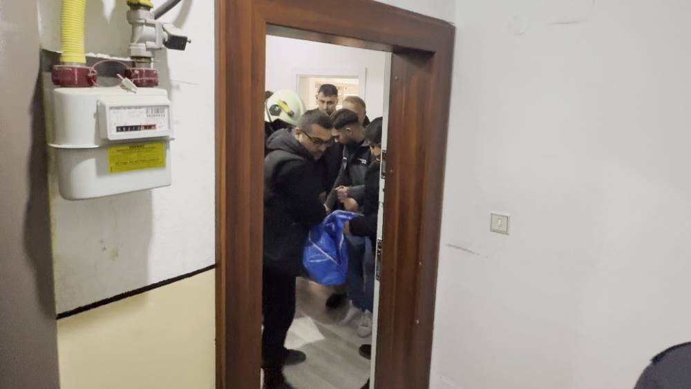 &Ccedil;atıdan apartman boşluğuna d&uuml;şen şahıs hayatını kaybetti
