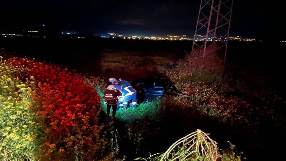 Kırıkhan&rsquo;da tarlaya u&ccedil;an otomobilin s&uuml;r&uuml;c&uuml;s&uuml; yaralandı
