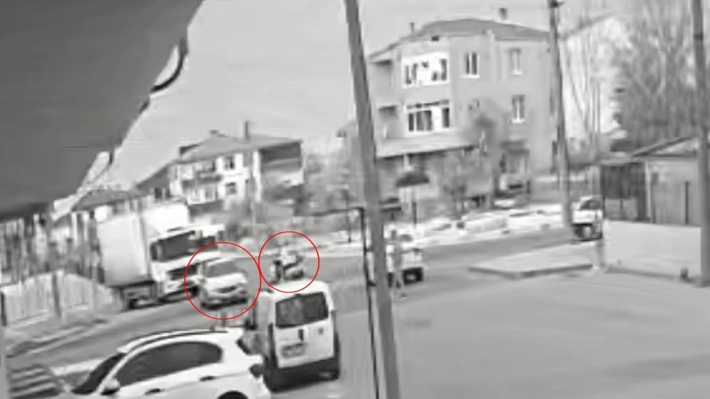 Otomobille &ccedil;arpışarak, motosikletten fırladı: Y&uuml;rekleri ağza getiren kaza kamerada
