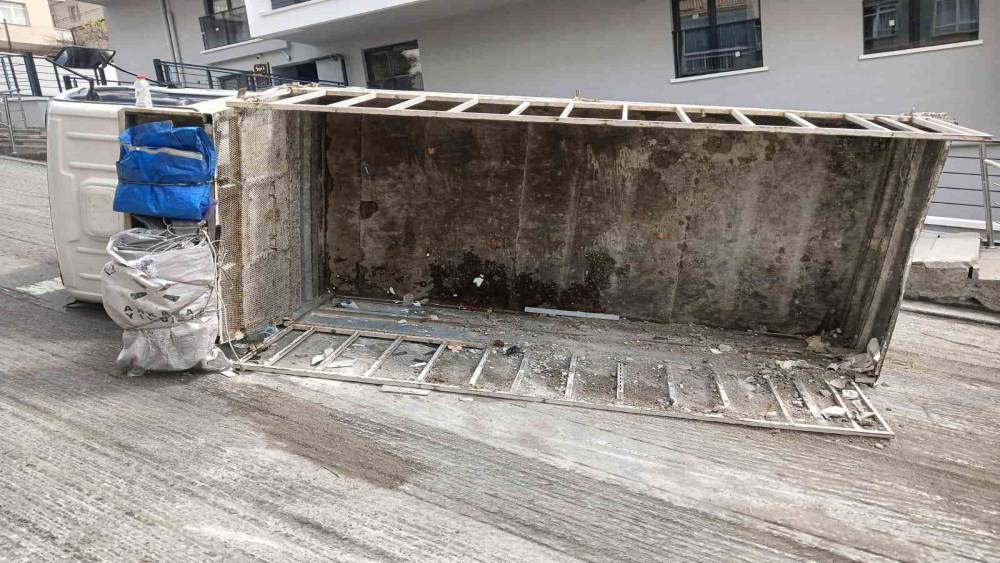 Yokuşta ilerleyemeyen kamyonetini ara&ccedil;lara &ccedil;arpmamak i&ccedil;in bilerek devirdiğini iddia etti
