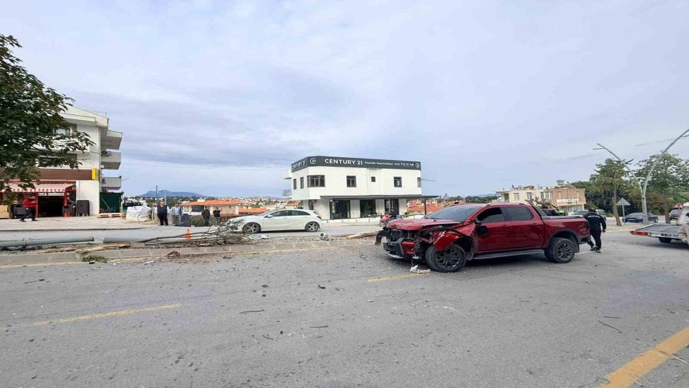 Direksiyon hakimiyetini kaybetti, 2 ağa&ccedil; ve elektrik direğini yerinden s&ouml;kt&uuml;
