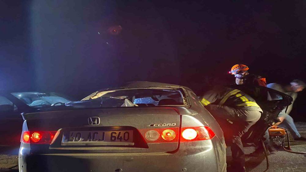 Kırşehir&rsquo;de iki otomobil &ccedil;arpıştı: 6 yaralı
