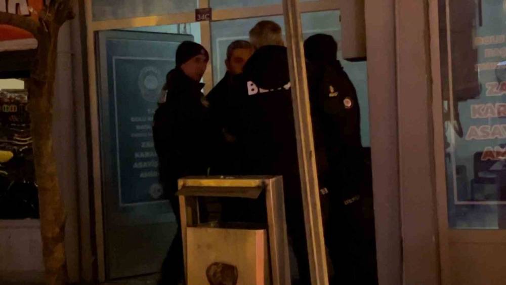 Sokak ortasında karısıyla kavga eden alkoll&uuml; şahıs g&ouml;zaltına alındı
