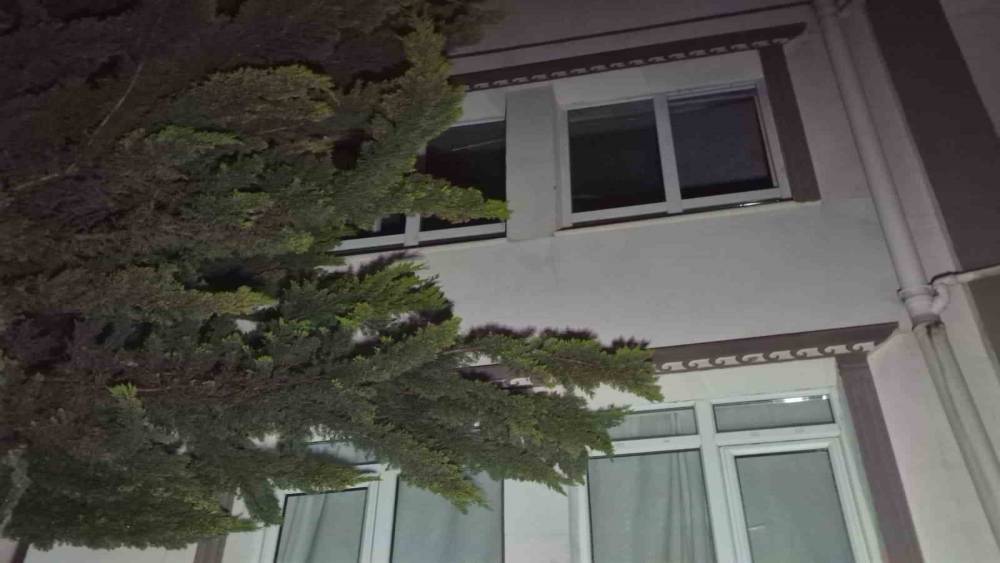 Ankara&rsquo;da s&ouml;nd&uuml;r&uuml;lemeyen ağa&ccedil; bir daireyi kullanılamaz hale getirdi
