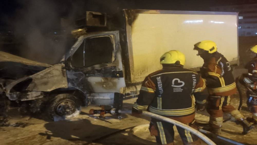 Bandırma&rsquo;da korkutan ara&ccedil; yangını
