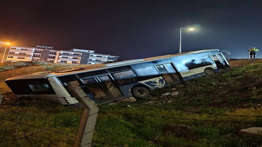 Elazığ&rsquo;da halk otob&uuml;s&uuml; şarampole u&ccedil;tu
