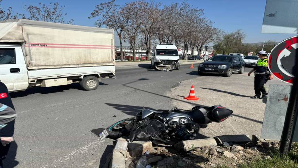 Elazığ&rsquo;da motosiklet ile minib&uuml;s &ccedil;arpıştı: 1 yaralı
