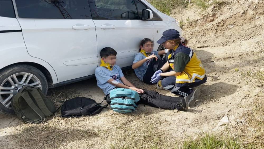 Antalya&rsquo;da okul servisi şarampole devrildi: 6 &ouml;ğrenci yaralı
