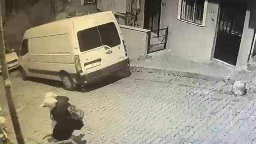 Kağıthane&rsquo;de direğe dokunan &ccedil;ocuğa elektrik &ccedil;arptı
